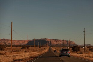 荒漠公路上的孤独行驶
