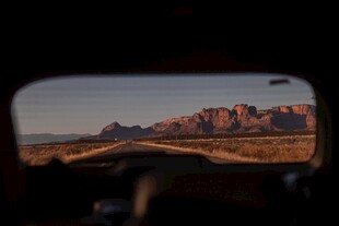 车镜中展现的壮丽山川景色