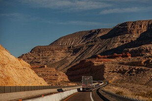 蜿蜒公路穿行壮丽山景