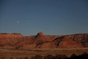 黄昏下的壮丽红岩景观
