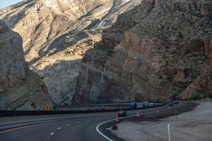 山间公路壮丽峡谷风光