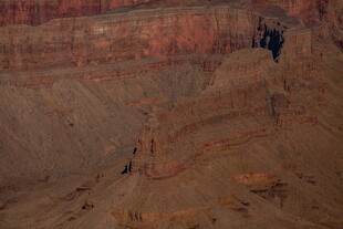 悬崖上的户外攀岩者