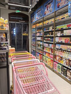 超市内整齐排列的购物车