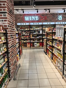 超市内景展示货架商品丰富