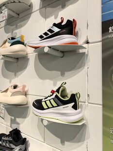 多样款式运动鞋陈列展示