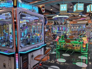 热闹的室内抓娃娃机场景