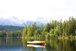 宁静湖畔小船与山林美景