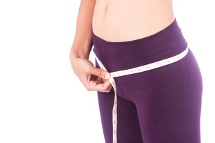 女性测量腰围展示身材曲线