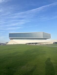 现代建筑与开阔草地景观