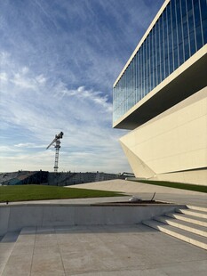 现代建筑外观与开阔景致