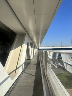 现代建筑外的观景走廊