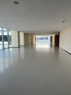 空旷宽敞的室内大厅空间