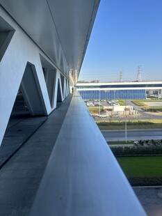 现代建筑外观与远处景致