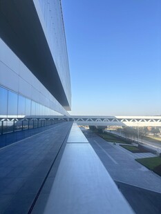 现代建筑外观与开阔视野