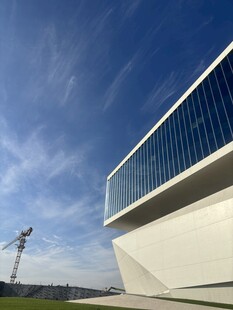 现代建筑外观与蓝天景观