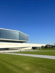 现代风格建筑与开阔草坪