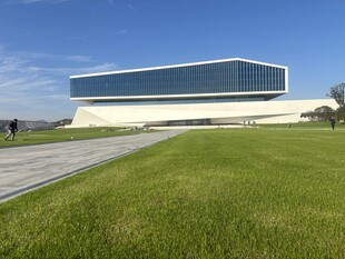 现代风格建筑前的开阔草地