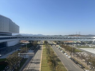 城市开阔道路与建筑景观