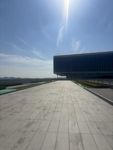 开阔广场上的现代建筑景观