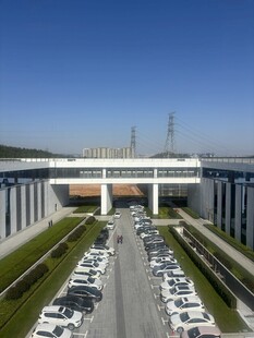 大型停车场停放众多车辆