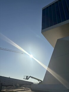 阳光下的现代建筑一角