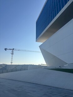 现代建筑外观与施工场景