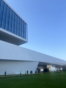 现代风格的白色建筑外观