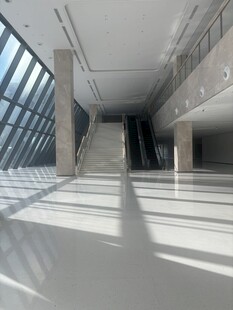 现代宽敞的室内走廊空间