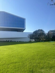 现代建筑旁的翠绿草坪