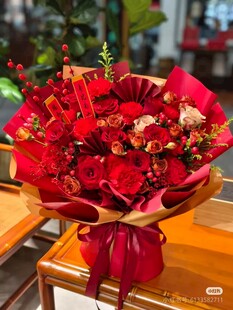 艳丽红掌花束摆于桌