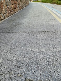 灰色柏油路面与石墙