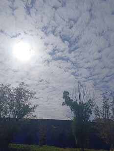 阳光穿透云层的天空景象