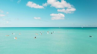 清澈海面有人群嬉戏