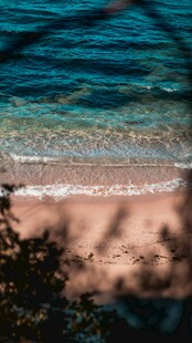 海边沙滩与蔚蓝海水景观