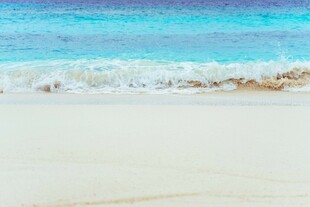 美丽海滩的蓝色海浪景观