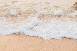 海浪轻拍沙滩的美丽瞬间