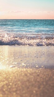 金色沙滩上的海浪美景