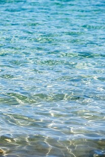 清澈碧蓝的海面水波