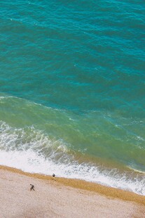 俯瞰美丽海滩与海浪