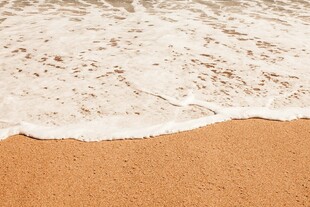 沙滩上的海浪瞬间