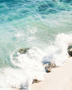 海边浪花拍打洁白沙滩