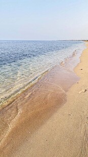 金色沙滩与蔚蓝大海