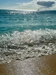 海边浪花拍打金色沙滩