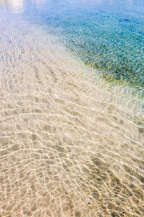 清澈见底的海滩浅滩美景