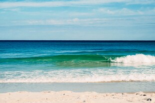 美丽海滨沙滩与海浪