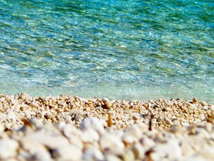 海边沙滩与清澈海水