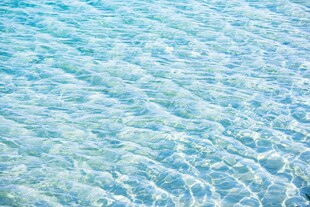 清澈水面的美丽波纹