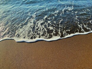 海边沙滩上的翻涌海浪