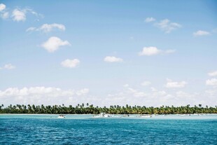 碧海蓝天椰林的海岛风光