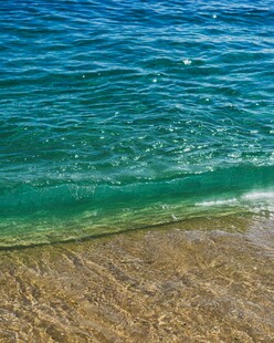 海边碧波轻吻沙滩